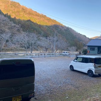 登山口すぐの駐車場。
トイレは一つ仮設あり。しかし使用するにはちょっと覚悟が必要でした。