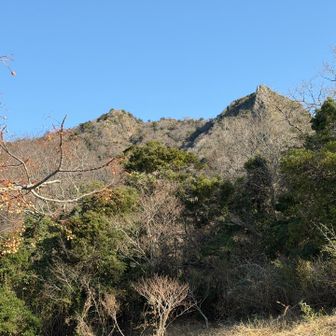 富山方面に向かう途中、振り返ると伊予ヶ岳。カッコイイ。
