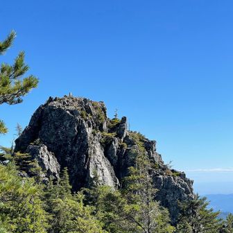 武信白岩山。
山頂へは行けないですが、しっかりと三角点があるのが見えます。
登ってみたいですね。