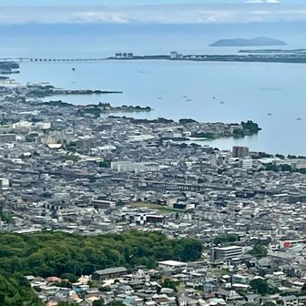 意外にも遠くまで見通せます。沖島もくっきり見えます。