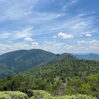 鍋塚山頂ちょっと手前からの大江山方面。