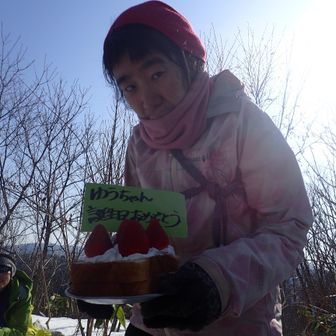 祐ちゃんうれしそう～本当はピョンピョン飛び跳ねたいところですが寒いんですよ～ちゃんと下山時用にチェストハーネス作ってつけてあります。