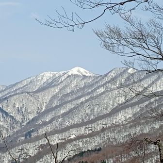空の優しい青色に
白く輝く奥岳