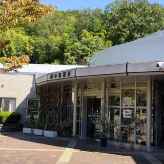 緑の相談所　建物内にトイレあり　自販機あり