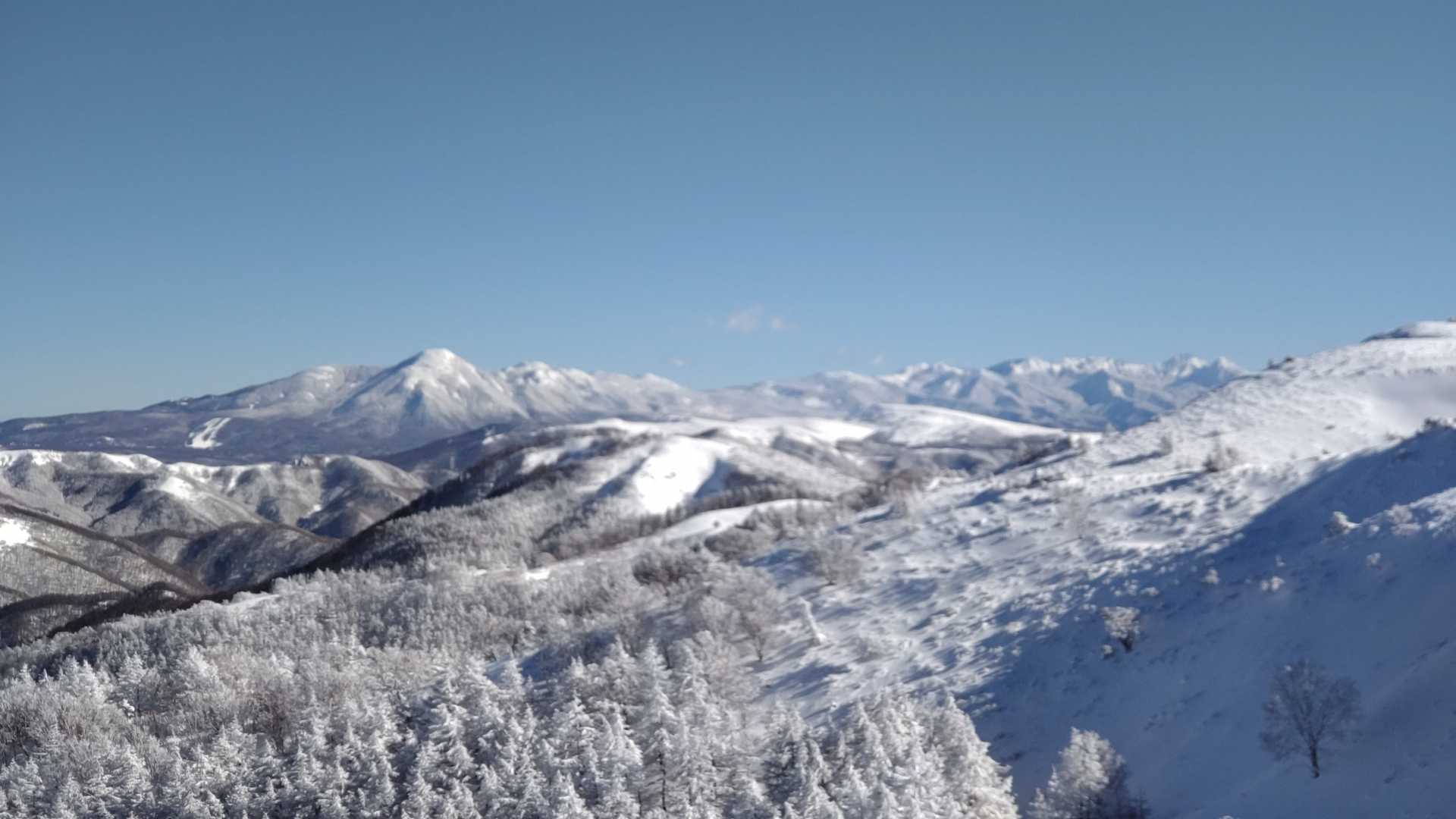 中央、霧ヶ峰。
奥、蓼科山～八ヶ岳。
