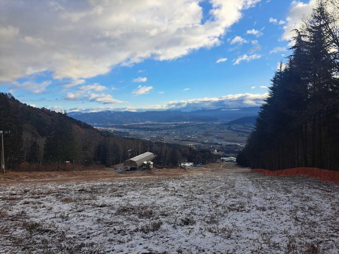スキー場はまだ雪無し