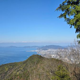 正面に高屋神社のある七宝山
右に金毘羅さんの象頭山や我拝師山なども見える