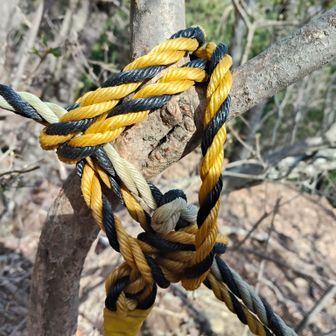 結び方が上手なので勉強になります。等間隔でバタフライノットがあるおかげで、登り下りがだいぶ楽でした。ありがとうございます😊