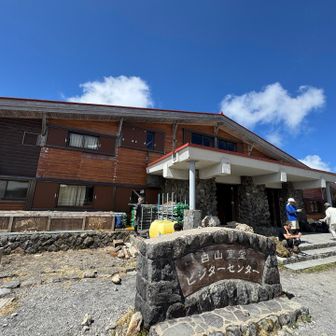 室堂に到着　トイレも冬仕様で使える数が少ない🥲水補給は無料🙏