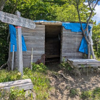 カヤトの丘にある避難小屋