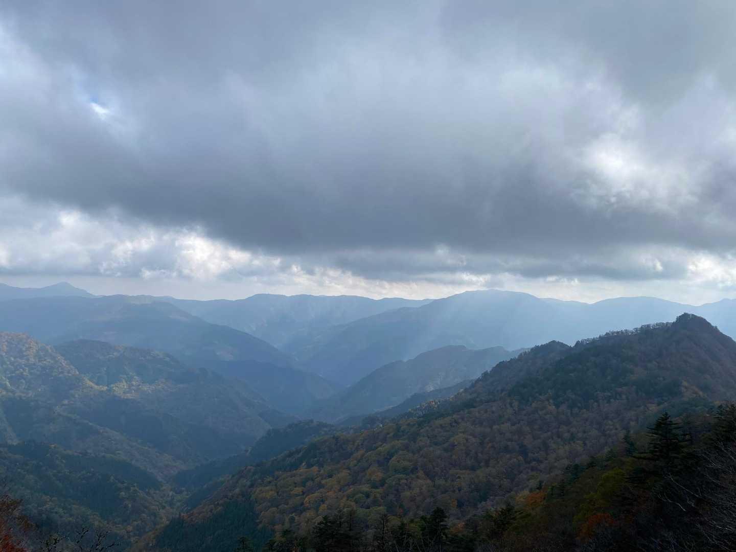 剣山〜三嶺の稜線
