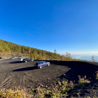 朝7時の須走口五合目第三駐車場。
バリバリ余裕あり。