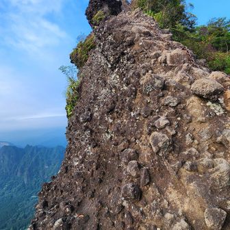 背ビレ岩
天気が良いと、思わず声をあげてしまいそうな高度感です。