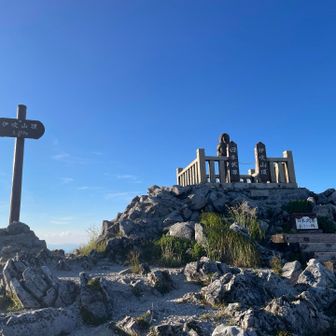 急登の中央登山道ですぐに山頂