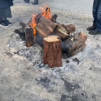 延暦寺で焚き火してた。
