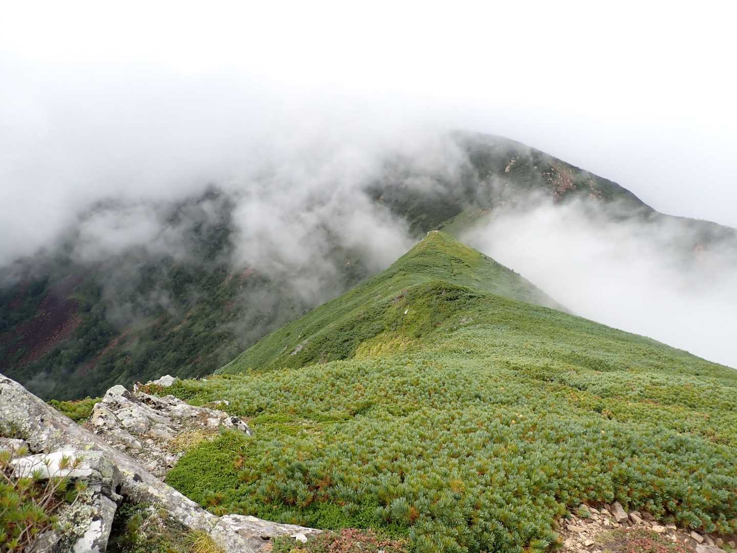 雲がかかる西峰