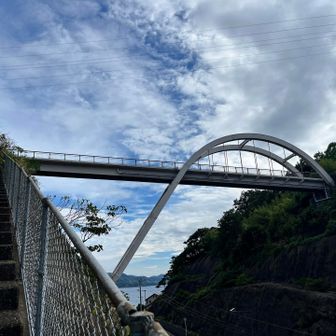 伊王島へ行く道の途中に…
グレーピーク🩶あり
橋の上まで階段登ったら左へ