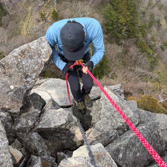 大日岳から懸垂下降で下りる