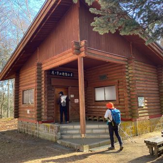 鷹ノ巣避難小屋で休憩