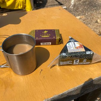 軽食&コーヒー☕️
写真見ていて初めて知ったけど海老天で240円もするの！？小さなエビ一匹…😭