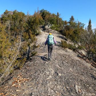 岩を踏み締めるように登る