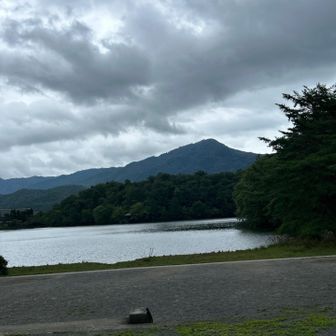 宝ヶ池の向こうに比叡山