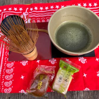 百々ヶ峰山頂着、ここも2度目だけど記憶がない…💦
展望台あり、たくさんベンチありで大賑わいデス🎶
山頂におみえになった方がお茶をご馳走して下さり、沢山お話できました🍵
和菓子まで…遠慮なくペロリと食べてしまいました😅ごちそうさまです😋
山の楽しみ方は人それぞれですネ😊