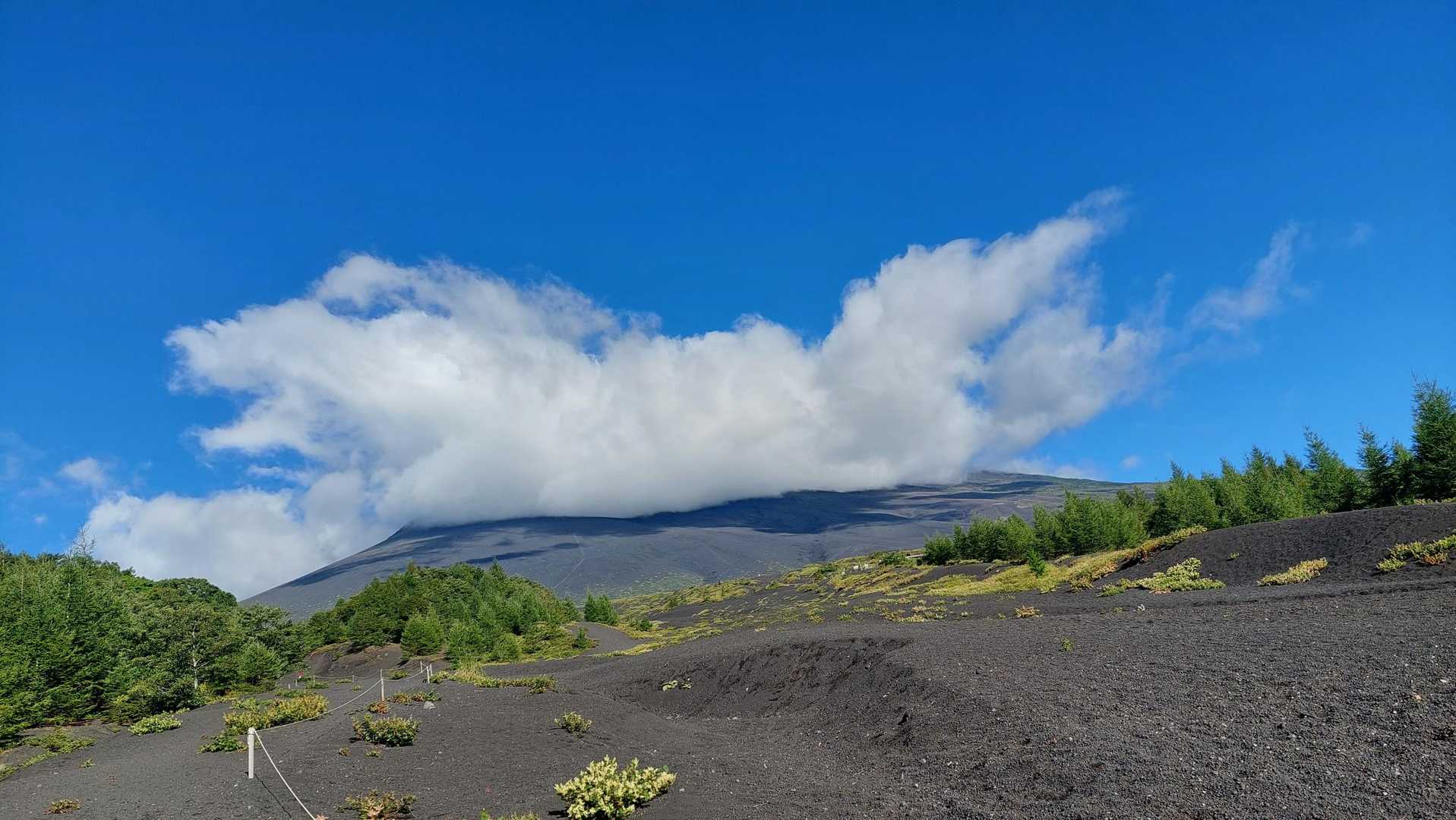 富士山型に雲