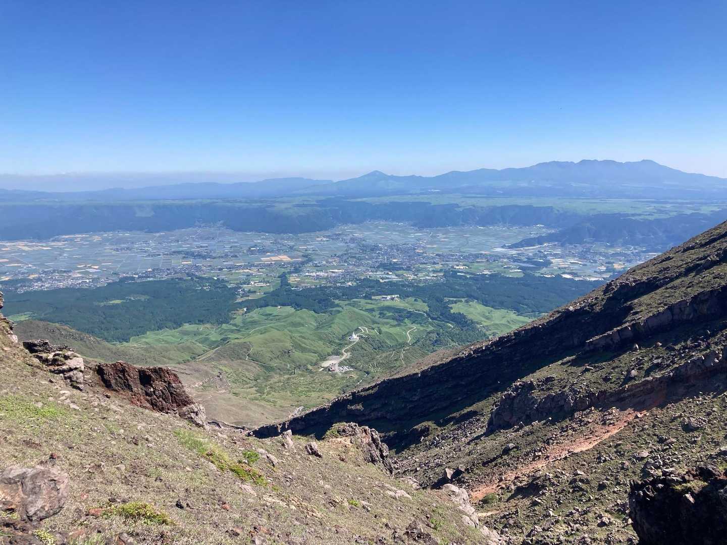 中岳から高岳へ向かう途中から👀

前回は今回と反対のこちらの仙酔峡から噴火口再接近ルートで中岳に登りました🫡

その時諦めた『仙酔峡尾根（通称バカ尾根）』が中岳と高岳の間のココでこのルートに合流します✍️

おそーるおそーる覗き込んでみましたが・・・通称『○○尾根』の意味がよくわかりました〜😂
