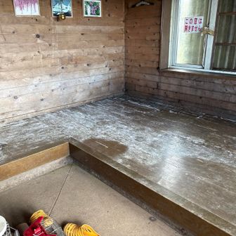 before
小屋に入った瞬間から湿気がすごかったです。・
可能な限り乾燥するように、窓ドアを開けます