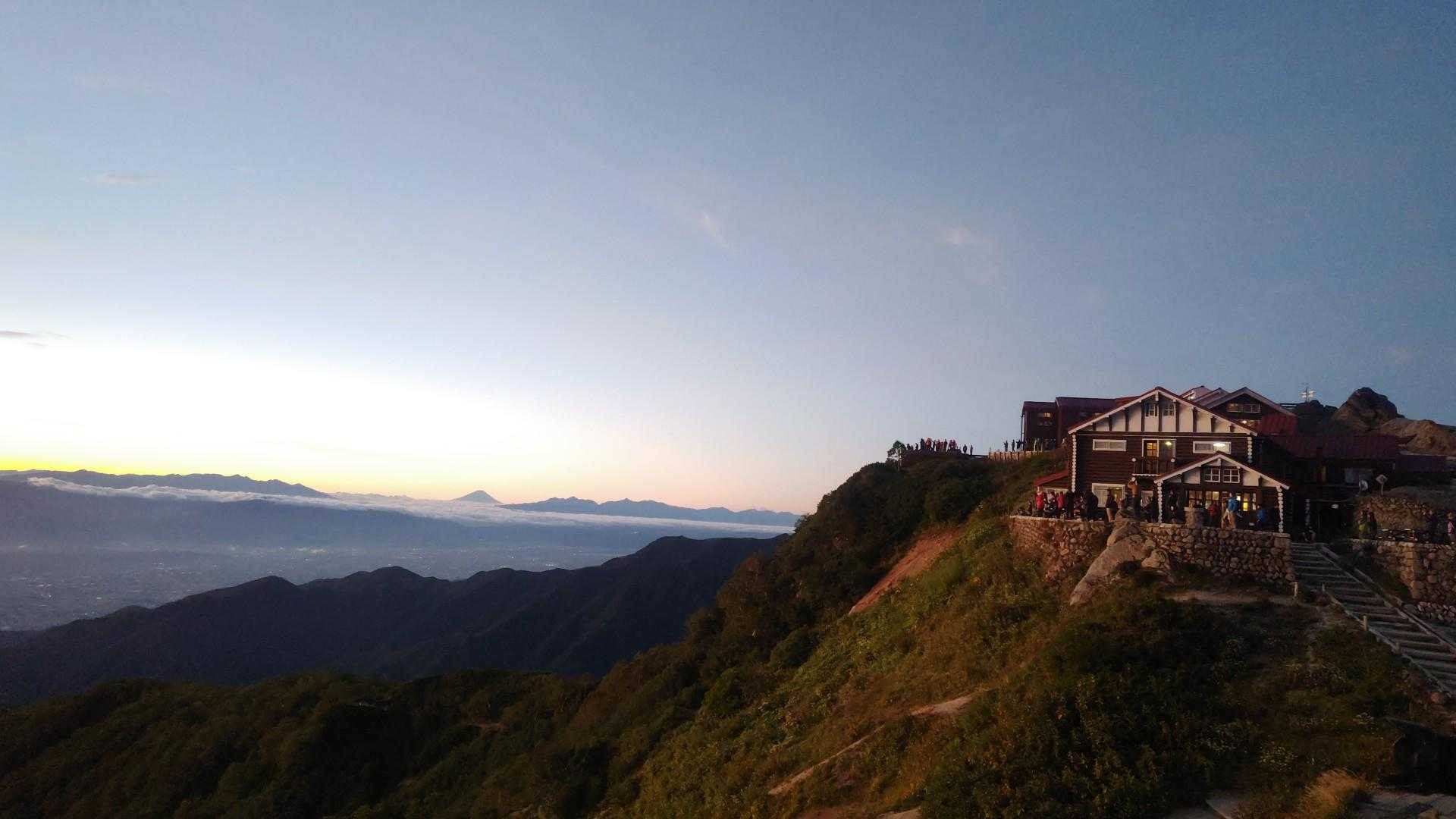 燕山荘と富士山