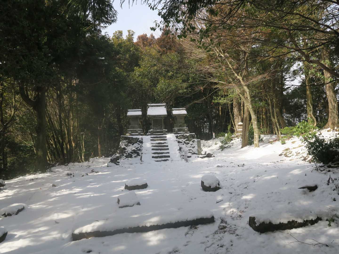 山頂部にある奥の院。
石殿には三所権現を祀る。
