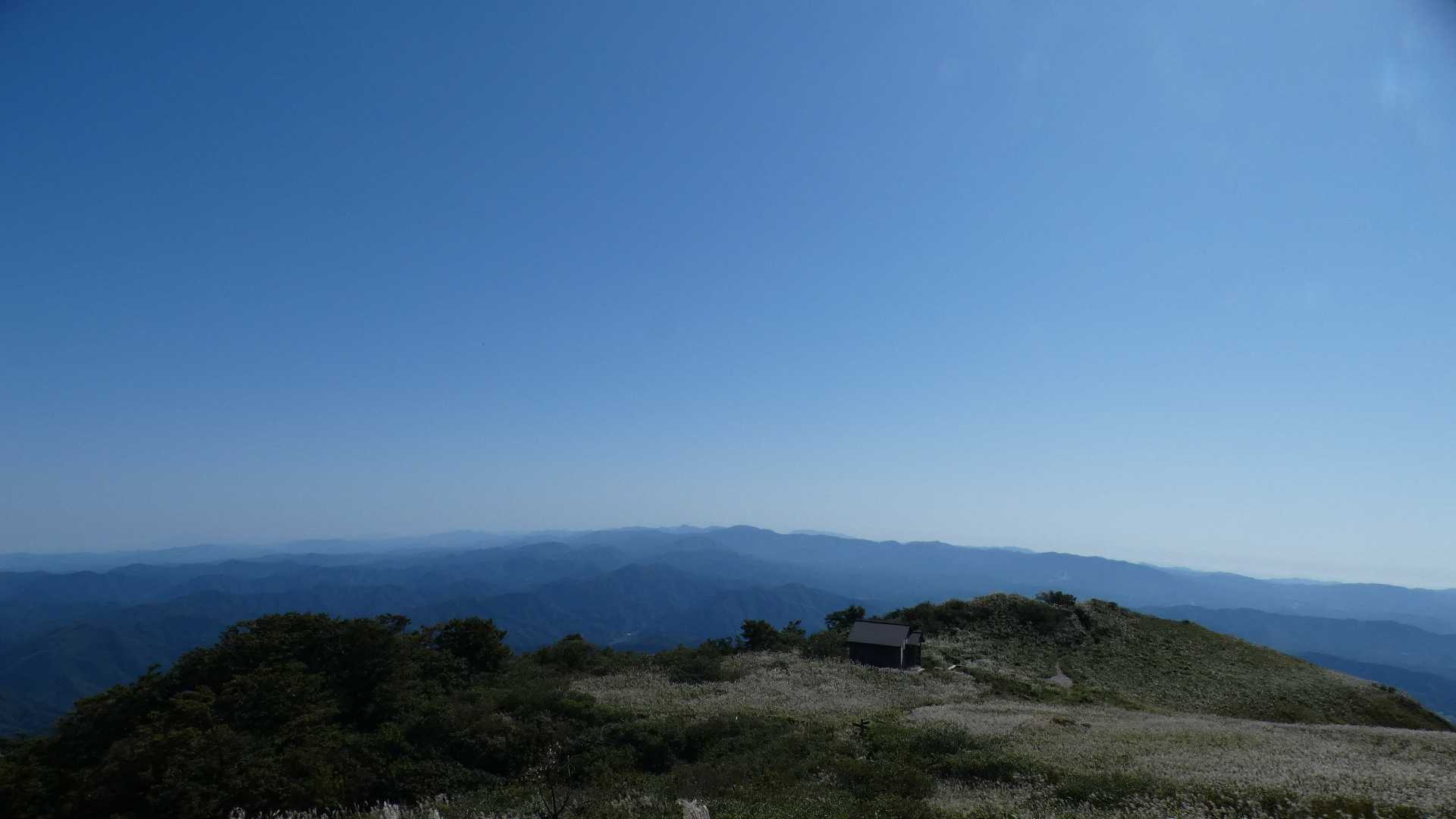 360°の展望が開ける。
猿政山、大万木山の方かな。