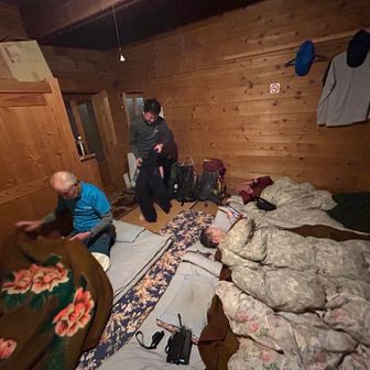 その後は一部屋に集まり20時半までウイスキー飲みながら皆んなで談笑🥰

各部屋にこたつがあるのは非常に嬉しいけど👏

女性陣は三名なので、こたつに足を入れたままおやすみされたらしい☺️
男性陣は五名一部屋だったので、こたつは部屋の外に出して、折り重なるようにおやすみ😅