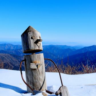 山頂ヒュッテ前のキコロン😊
強風の中の登頂だったので癒されました