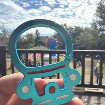 ミャクミャクのグッズは持っていないこともないですが持ってきていないので、青いボディで赤い尻尾繋がりで…