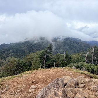 歩いてきた山々は曇隠れ