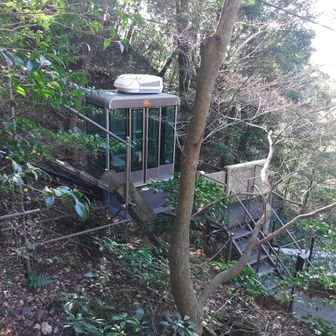 なんか音する　スロープカーが下りてきた