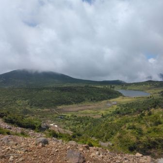 振り返って東吾妻山と鎌沼