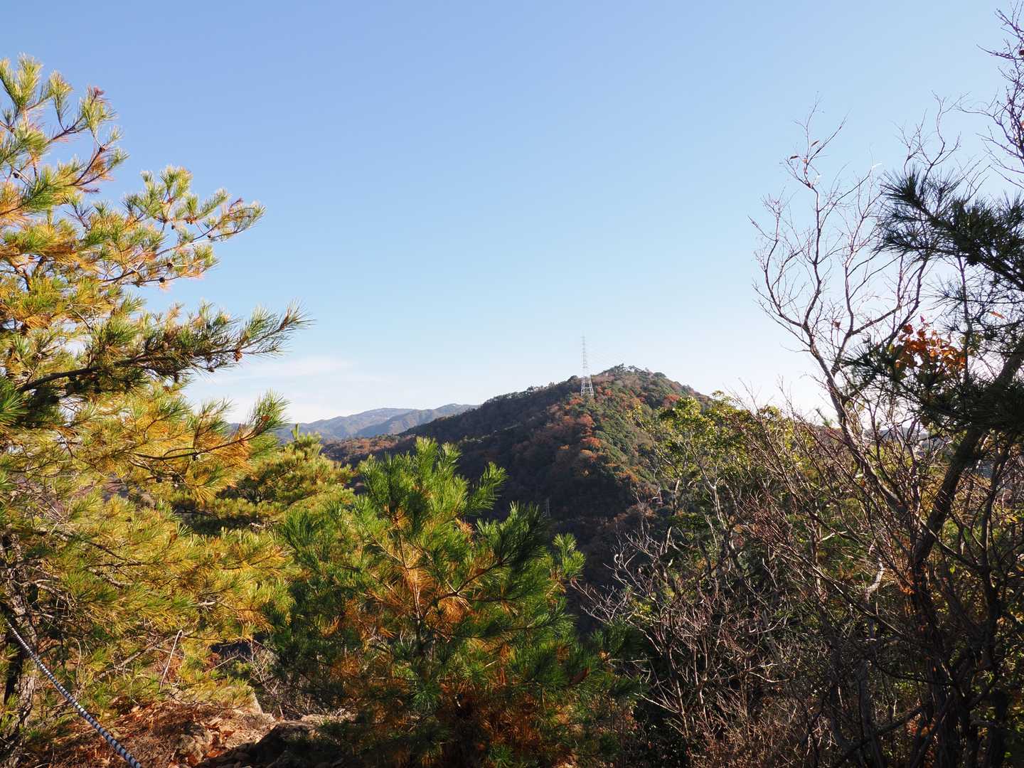 目前に 目指す鍋蓋山🍲
このお鍋のフタが…
見た目ではゆるそうなのに、くねくねくね…の登り続きでなかなか山頂まで到着しないという