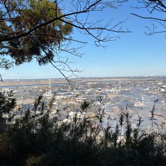 開けました❗️
利根川が見えます👀
下で何か燃やしてるから煙がモワモワ💨
このところ山火事が多いからちょっと気になりますね😟大丈夫でしょうか
