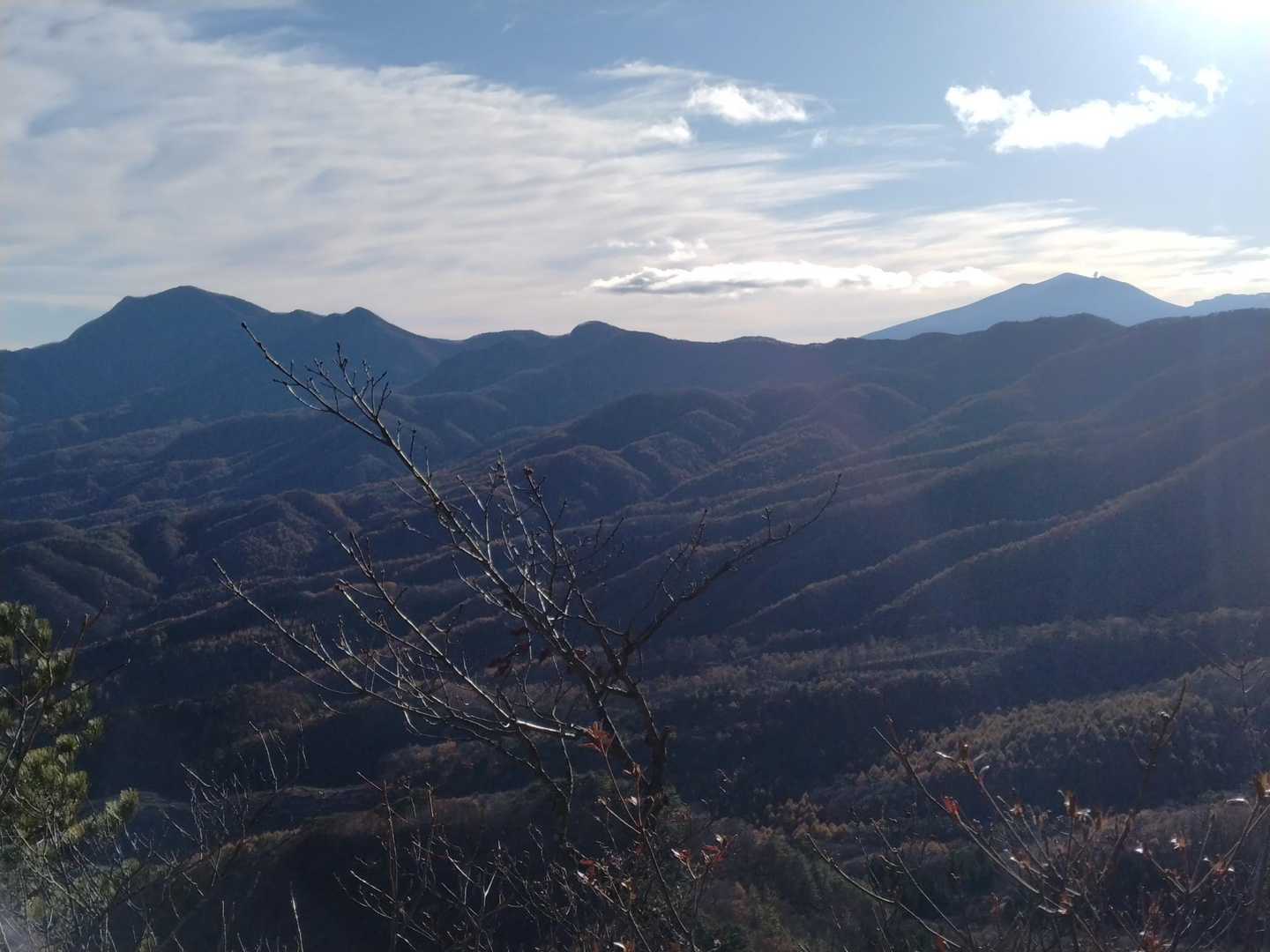 浅間隠山（左）と浅間山（右）