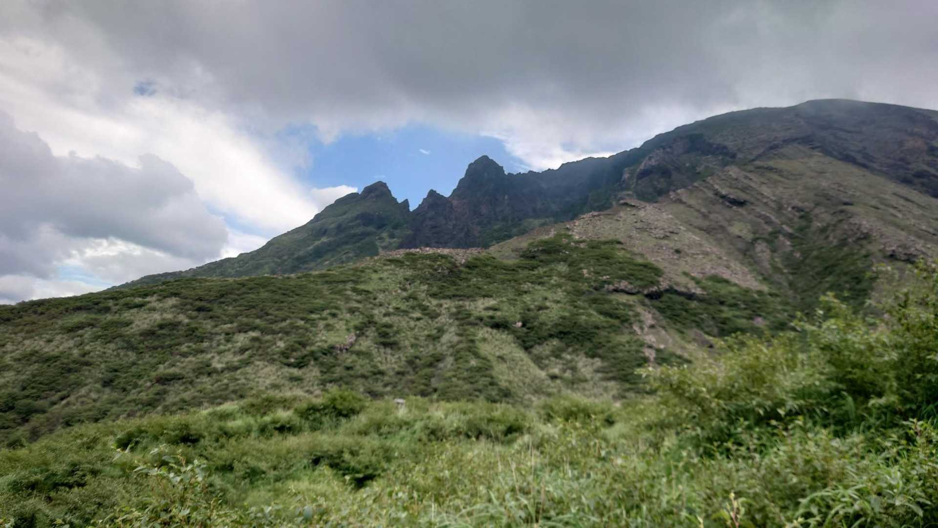 バカ尾根全景。横からじゃ、急登に見えないのは私だけ？
登山開始から休憩なし、腹ペコもほったらかしにしてるのでややペースダウン気味。