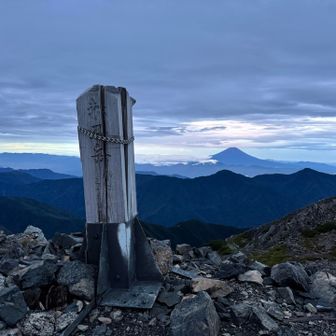 朝の赤石岳山頂　この日は曇りですが眺望あり