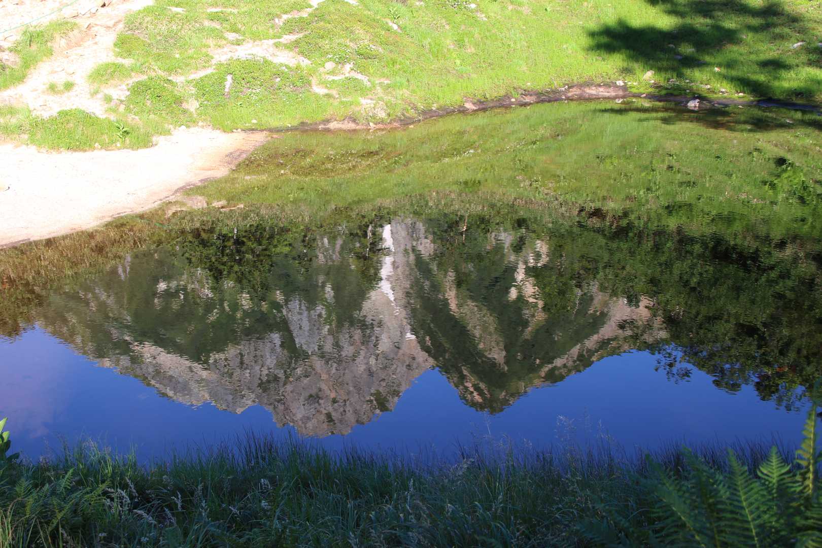 池に逆さ五竜岳