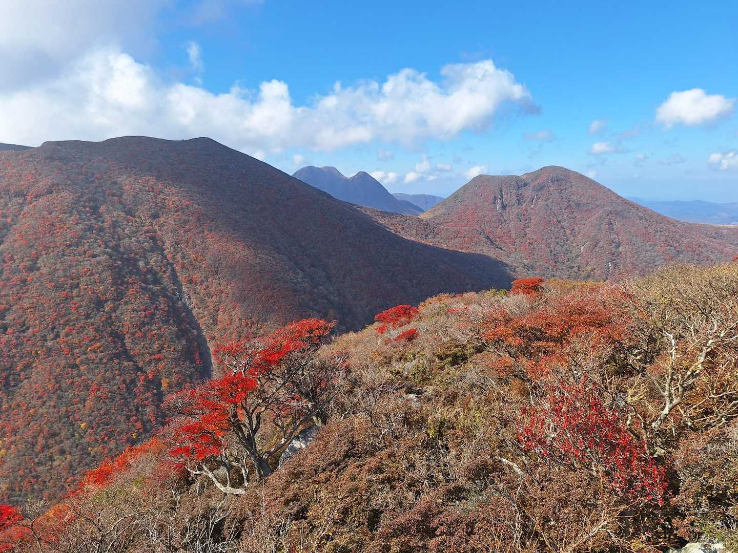 こちらは大船山、平治岳方面✨
奥には三俣山が見える😊
三俣山も人が多いかな。
