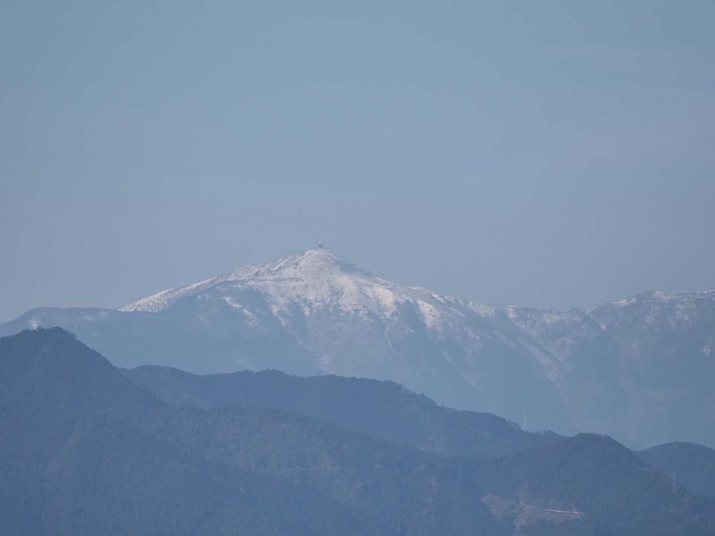 見晴らしいいとこから望遠で…何山でしょ