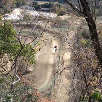 六道輪廻ヶ岳ピークすぐ横がモトクロ場があります

