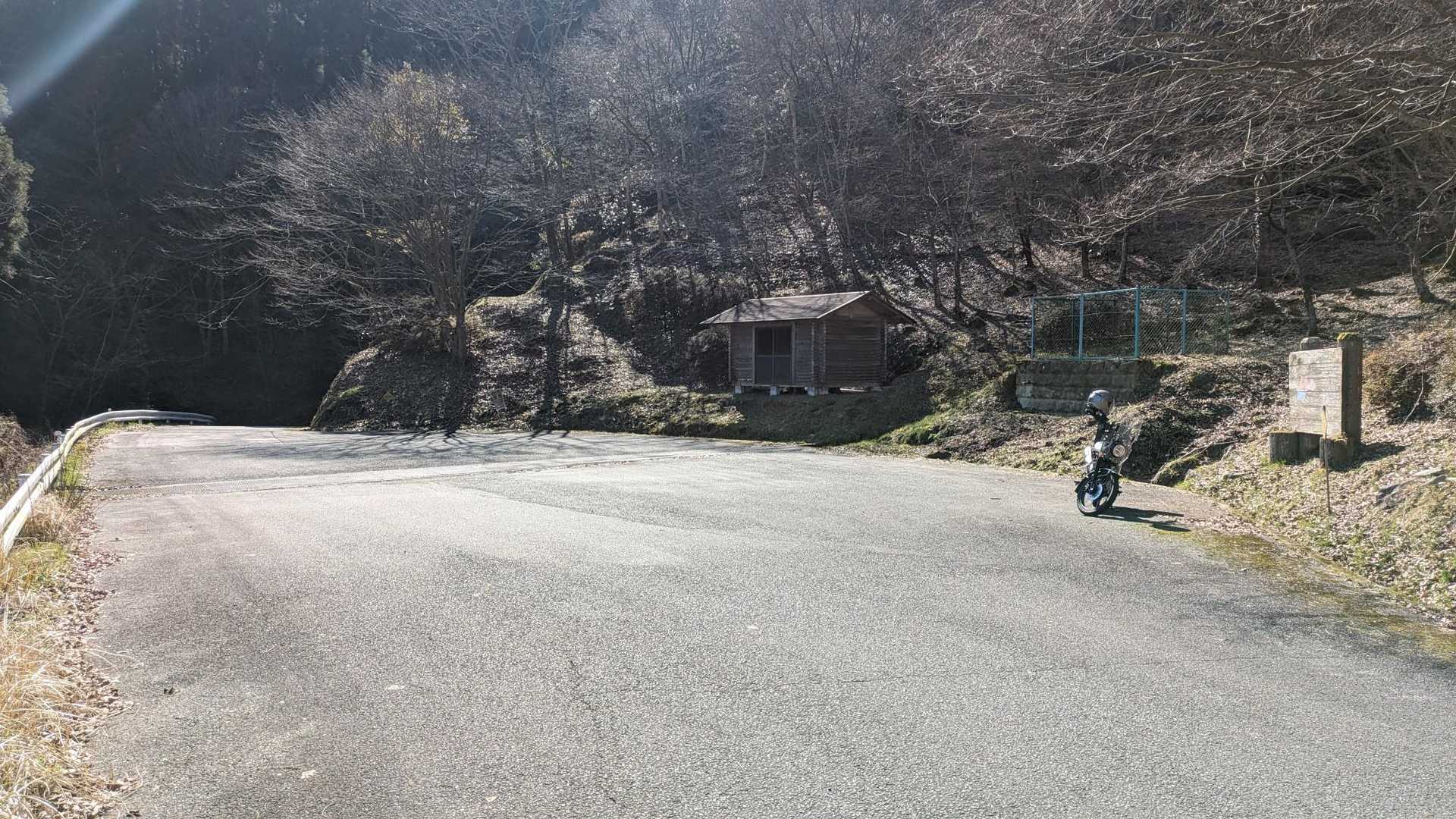 広い駐車スペースがありました
ここから登ります