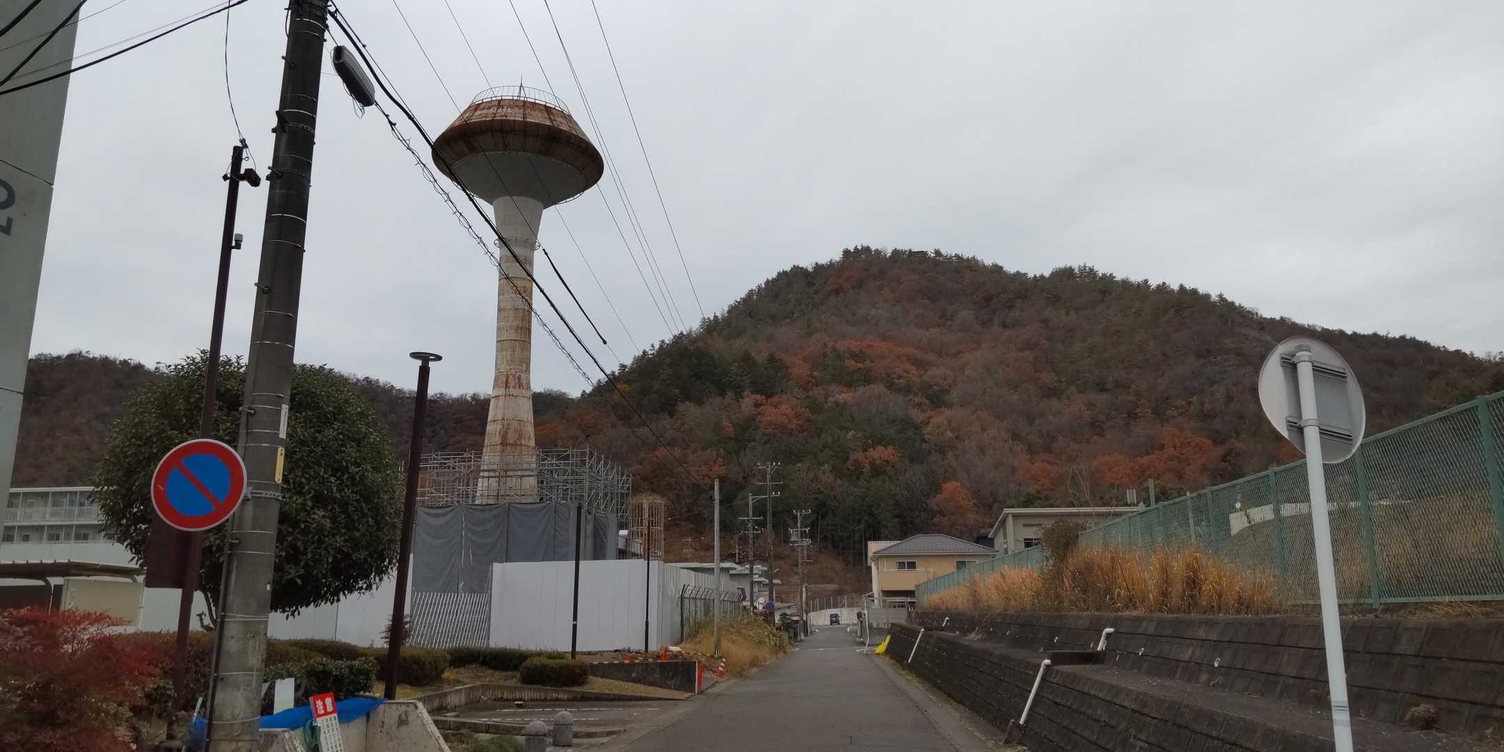めざす三峰山。手前の高い塔はなんでしょう。。。
